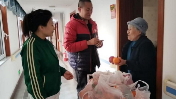 太原市志愿者小分队志愿者们带着慰问品等物资来到享堂养老院有序开展服务