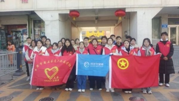 护水清岸绿过文明新年！吕梁市离石区青年志愿者巡河净滩在行动志愿者们清理市区东川河北川河沿岸出现的烟花爆竹碎屑与垃圾