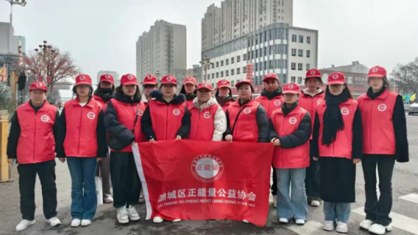 元宵佳节喜庆氛围与志愿奉献的和谐交响 潞城区正能量公益协会志愿者闻令而动在元宵节文化展演活动中开展执勤秩序维护工作