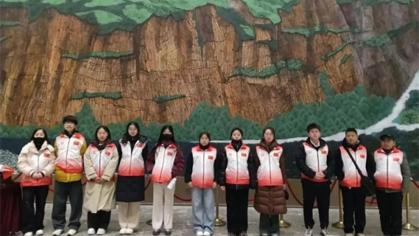 服务十五天温暖一座城完美收官 长治市正能量公益协会的志愿者们身着红领渐彩马甲用连续十五天的坚守为这场春节民俗盛宴画上温暖句点