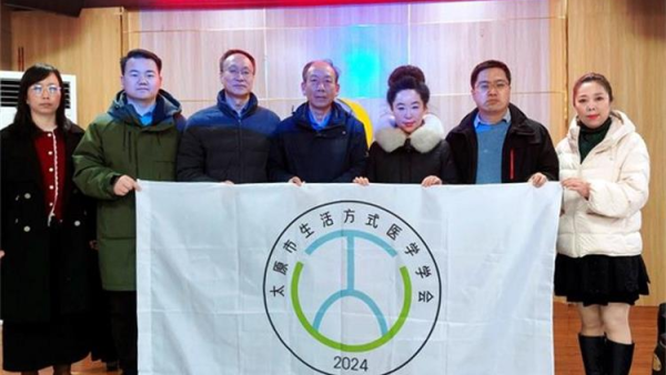 太原市生活方式医学学会联合槐园社区太原市社区科普文化学会开展党建引领聚合力驻地联动学雷锋活动慰问离休老党员为特困居民过生日