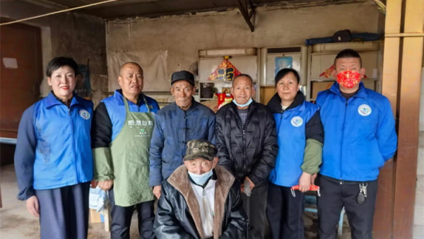 情暖桑榆爱在生辰----长治市小雨点公益协会思源分会银发庆生公益活动为屯留岗上村三位行动不便的孤寡老人 张文堂、周连喜、周存根举办了一场生日喜宴