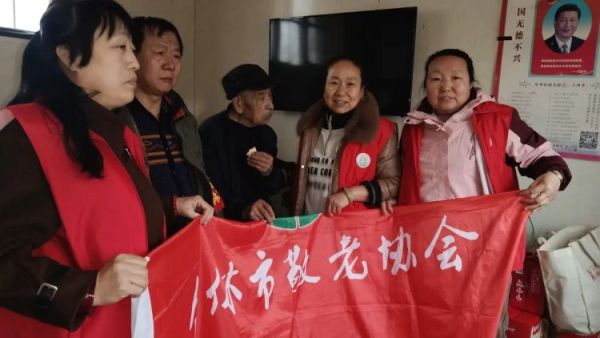 介休市敬老协会敬老助老活动----在义棠镇北角头村入户85岁高明亮老人家为老人打扫室内外卫生做饭包饺子