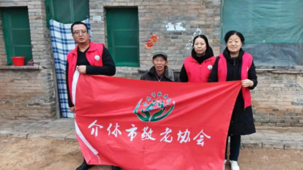 介休市敬老协会敬老助老活动----在义棠镇圪塔头村入户84岁特困庞海生老人家中为老人打扫室内外卫生做饭包饺子