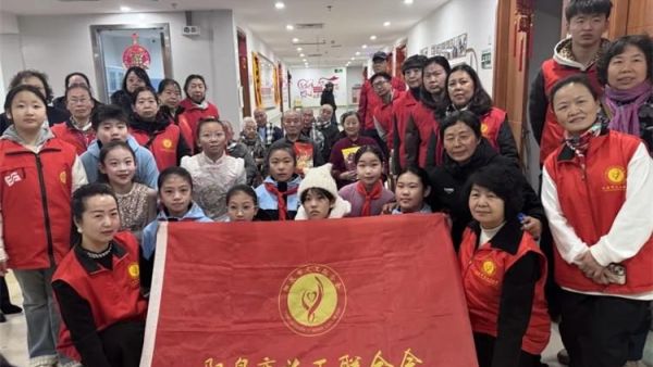 3・5学雷锋日 阳泉义工联开展第62期银杏树下敬老服务携手上站小学师生及御康社区表演节目给老人送上围巾手套非遗剪纸水果等礼物