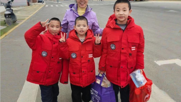 太原市佳亲学校张老师看望太原市儿童福利院孩子茂茂送益智类玩具又买了一堆零食