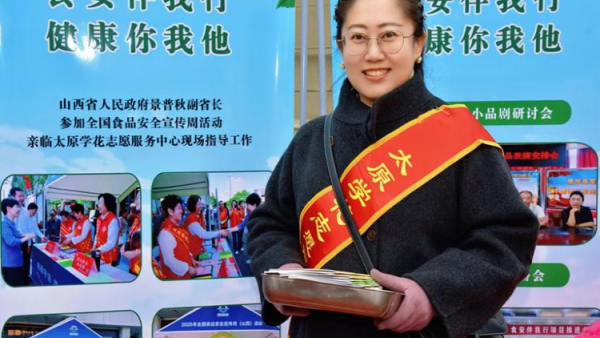 太原学花志愿服务中心志愿者在大南门慰问完环卫工人后又转入食安伴我行活动对环卫工人和大南门的过路行人进行食品安全科普宣传