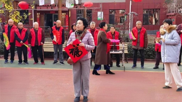 红灯笼映白发新春福礼暖桑榆 太原市关爱下一代志愿者协会的志愿者们在会长王素娟的带领下走进太原市比家美养老院为老人送上祝福与暖心红包