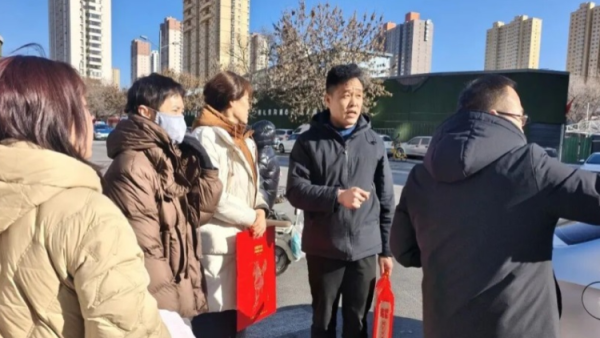 太原市烛光志愿服务中心主任孟小平、山西天佑建设集团负责人马铭阳牵头深入常态化对接的10户失独老人家中开展新春慰问活动为老人们送去冬日温暖