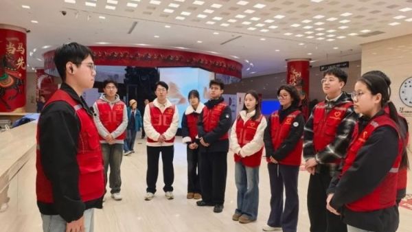 临汾市志愿服务联合会护苗爱心志愿服务队60名志愿者组团在博物馆里过大年为游客送上暖心服务