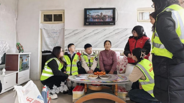 新春慰问行善者文明新风润文水 文水县爱心帮扶志愿者协会组织志愿者走访慰问了成兆娥、王忠阳、梁瑛三位行善者代表为他们送上新春的祝福与社会的关怀