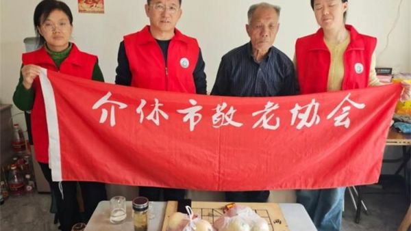 介休市敬老协会孝善行活动----志愿者们走进连福镇义和堡村入户82岁特困靳海成老人家中（现住顺康嘉苑1期5号楼）为老人打扫室内卫生