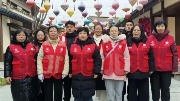志愿红暖新春！忻州阳光爱心公益团队志愿者主动放弃春节假期在忻州云中河景区志愿坚守非遗摊位暖心服务不打烊