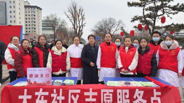 武乡县太东社区组织工作人员前往人民广场参加武乡县2026年“学雷锋 做志愿 共同奋进‘十五五’”主题活动启动仪式联合医护志愿者为过往群众免费义诊