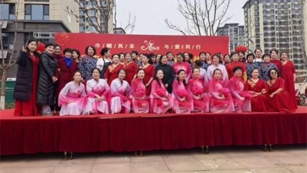 武乡县太东社区三月春风暖人心雷锋精神伴巾帼主题活动为辖区妇女同胞送上节日祝福活动现场文艺节目精彩纷呈