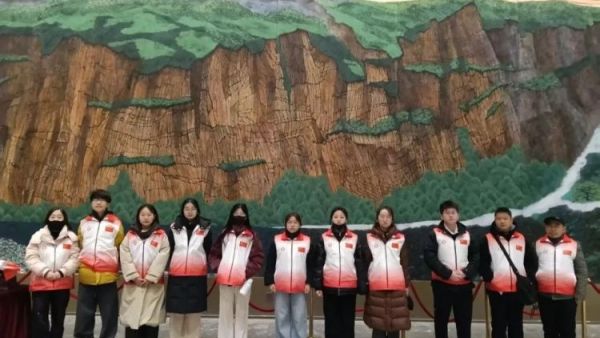 首届民俗盛宴志愿温情护航 长治市正能量公益协会志愿者为市民与游客提供暖心服务成为节日里最动人的风景线