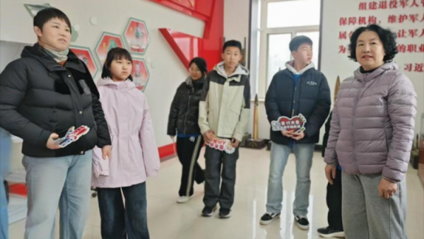 太原市儿童友好促进会儿童义工团的小志愿者采访学习全国优秀志愿者山西省省城学雷锋总团团长----王素娟老师