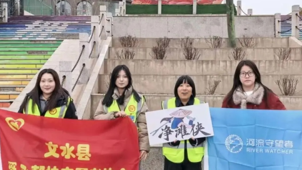 寒冬暖行文水净滩侠坚守文峪河以志愿之力护一湾澄澈 文水县爱心帮扶志愿者协会的净滩侠不畏严寒踏雪前行用双手清理岸线垃圾用坚守守护母亲河的洁净