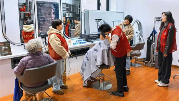 学雷锋树新风义务理发暖人心 小店区平阳路街道文华苑社区新时代文明实践站联合辖区剪咖爱心理发店面向辖区老年群体开展免费爱心义剪便民服务