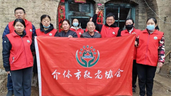 介休市敬老协会孝善行之敬老爱老助老活动走进张兰镇仙台村入户81岁黄兆其老人家为老人打扫室内外卫生洗漱做饭包饺子