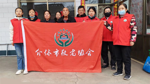 介休市敬老协会敬老活动走进张兰镇仙台村入户86岁李士旺老人家做饭包饺子