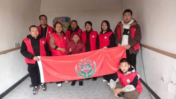 介休市敬老协会敬老志愿者入户张兰镇仙台村84岁赵增凤老人家为老人打扫室内外卫生洗漱做饭包饺子