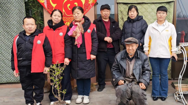 介休市敬老协会志愿者入户城关乡顺城关村84岁张太春老人家为老人送上八宝粥礼盒一提饺子一斤做饺子给老人吃