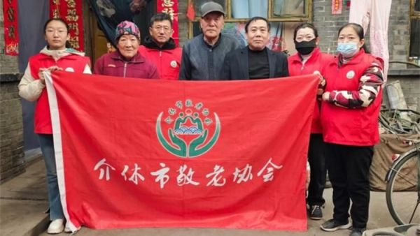 介休市敬老协会志愿者走进城关乡南街村入户80岁特困赵学智老人家里为老人送上特伦苏牛奶一提饺子一斤