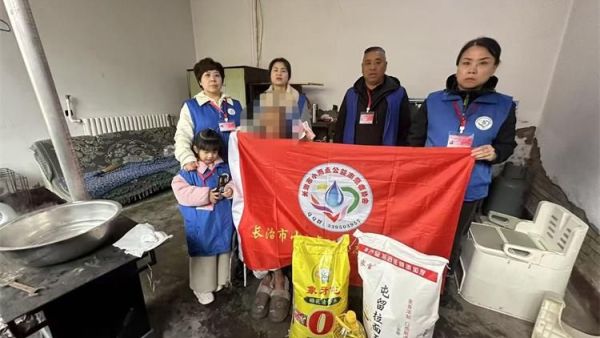 长治市小雨点公益志愿者协会组织志愿者走进长子县南陈镇西北陈村看望残疾孤寡老人