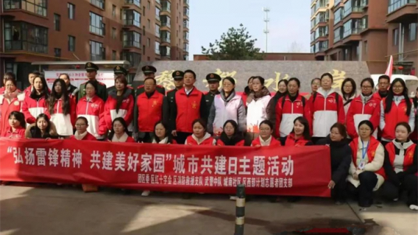 长治市上党区义工协会组织志愿者在城南社区开展便民服务反诈宣传健康宣传垃圾分类展示环境清洁绿植兑换爱心义剪等志愿服务一起传承雷锋精神奉献爱心