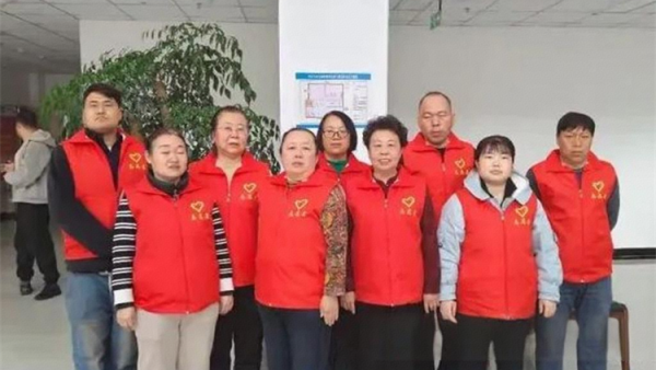 共话慈善发展 传递爱心温暖——忻州市红色志愿者参加忻州市慈善总会理事会志愿者们认真维持现场秩序为参会人员倒水用周到的保障暖心的举动为会议顺利进行筑牢服务根基