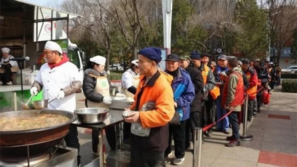 山西介休一座城市的雷锋温度一辆爱心餐车的18个月介休市佳和选煤有限公司每年全额投入超过210万元组建了30人的专业服务团队只为兑现用坚持兑现温暖的承诺