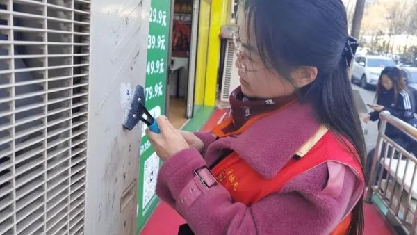 学雷锋践行动太原市烛光志愿服务中心志愿者清理城市牛皮癣助力杏花岭区大东关街北社区铲除小广告创城美化家园