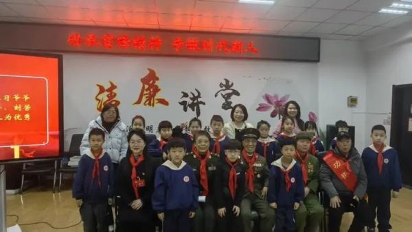 薪火映童心雷锋精神润校园——太原市文新小学开展雷锋精神主题宣讲活动 雷锋宣讲团山西分团曹团长田教授谢秘书长带着对雷锋精神的传承与坚守为孩子们送来精神滋养