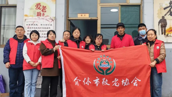 介休市敬老协会志愿者3月14日走进义安镇降家寨村在降家寨村老年日间照料中心为老人理发