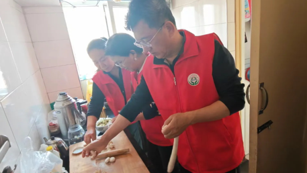 介休市敬老协会志愿者入户连福镇刘家山村85岁特困段冲浪老人家（现居住裕康嘉苑4期）为老人包饺子
