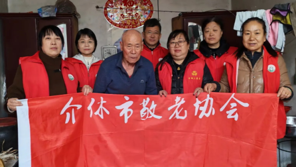 介休市敬老协会志愿者走进义安镇降家寨村入户81岁特困李基栋老人家为老人打扫室内外卫生做饭包饺子为老人送去牛奶一箱