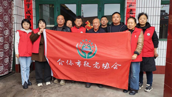 介休市敬老协会志愿者走进义安镇洪湘村入户83岁特困郭士亿老人家为老人打扫室内外卫生理发做饭包饺子为每位老人送去牛奶一箱