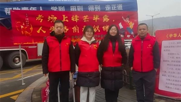 当省考遇见初雪志愿红成了最温柔的雪中人----风雪护考路志愿暖人心吕梁市离石区青年志愿者协会奔赴10个省考考点用坚守与奉献为广大考生筑起一道温暖的护航防线