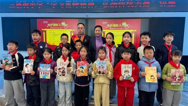 “中国好人”孟小平太原烛光志愿服务中心主任、雷锋宣讲团团长走进三桥街小学宣讲雷锋精神让雷锋精神在校园落地生根代代相传