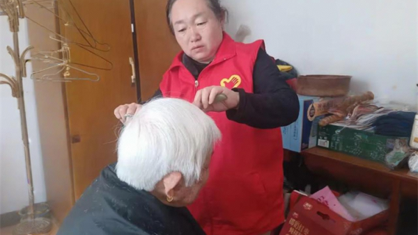 二月二龙抬头 忻州红色志愿者常俊丽走进忻府区龙岗社区龙岗小区为九旬老人上门义务理发