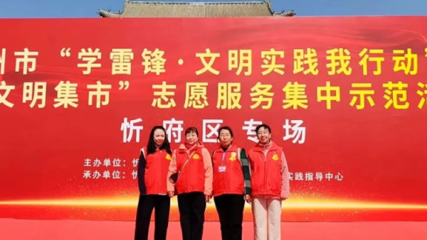 二月二龙抬头忻州古城里的公益暖流暖人心 忻府区阳光爱心公益团队为市民们免费修剪发型给70岁以上老人免费发放300多斤河捞面