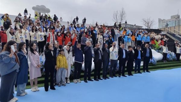 共见星光晋融未来太原市灵星社区服务中心举办2026世界孤独症日融合汇演暨公益集市活动中国人寿集团公司驻晋单位、太原万象城全力支持