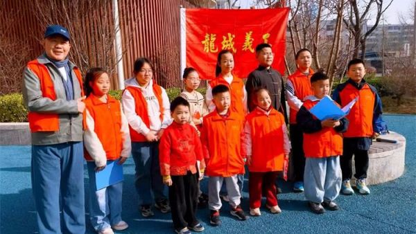 太原市龙城义工组织志愿者在青年路街心公园参与朗诵活动听文字在耳畔流淌感经典在心底扎根特别鸣谢爱心大使渠洪波老师