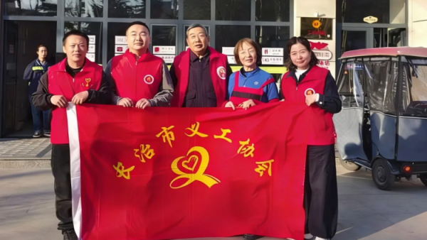 长治市义工协会组织义工来到广场西社区为辖区老年人提供免费理发服务用实际行动传递温暖与关怀