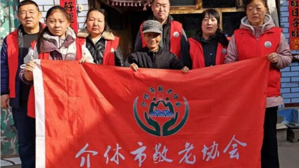 介休市敬老协会敬老爱老助老活动----连福镇张良村入户80岁特困孙芝兰老人家中为老人打扫室内外卫生做饭包饺子