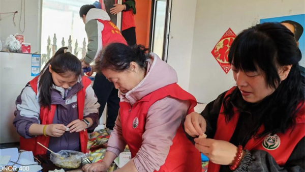 介休市敬老协会志愿者走进连福镇张良村入户81岁特困王培明、杨锡文老人家中为老人打扫室内外卫生做饭包饺子