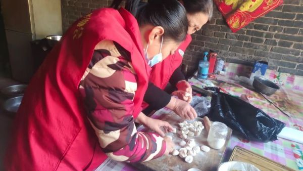 介休市敬老协会志愿者走进连福镇张良村入户81岁特困刘孝友老人家为老人打扫室内外卫生做饭包饺子