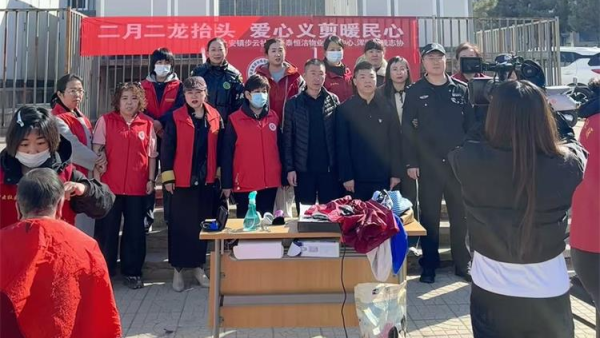 龙抬头里见温情爱心义剪暖民心----浑源县残联扶残助残志愿者协会联合永安镇步云社区及物业开展志愿服务活动为每一位老人修剪头发