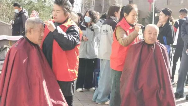 志愿服务进社区健康活动暖人心----介休市敬老协会3月22日组织志愿者在介休市北关街道文峰街社区为社区所有老人爱心理发义诊
